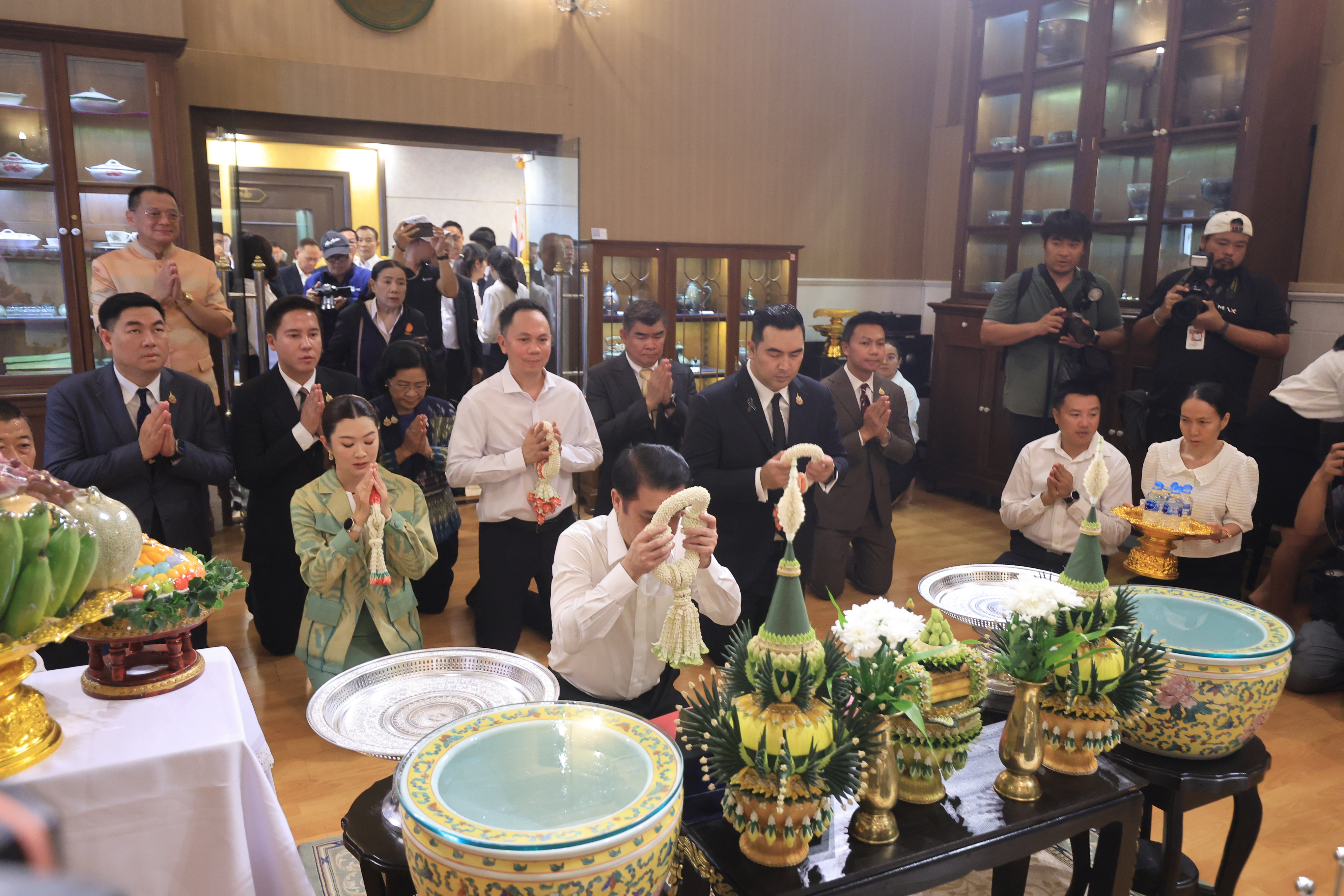 title - คณะผู้บริหาร ส.ป.ก. ร่วมพิธีสักการะสิ่งศักดิ์สิทธิ์ประจำกระทรวงเกษตรและสหกรณ์ ในโอกาสเข้ารับตำแหน่งของรัฐมนตรีว่าการกระทรวงเกษตรและสหกรณ์ และรัฐมนตรีช่วยว่าการกระทรวงเกษตรและสหกรณ์ 